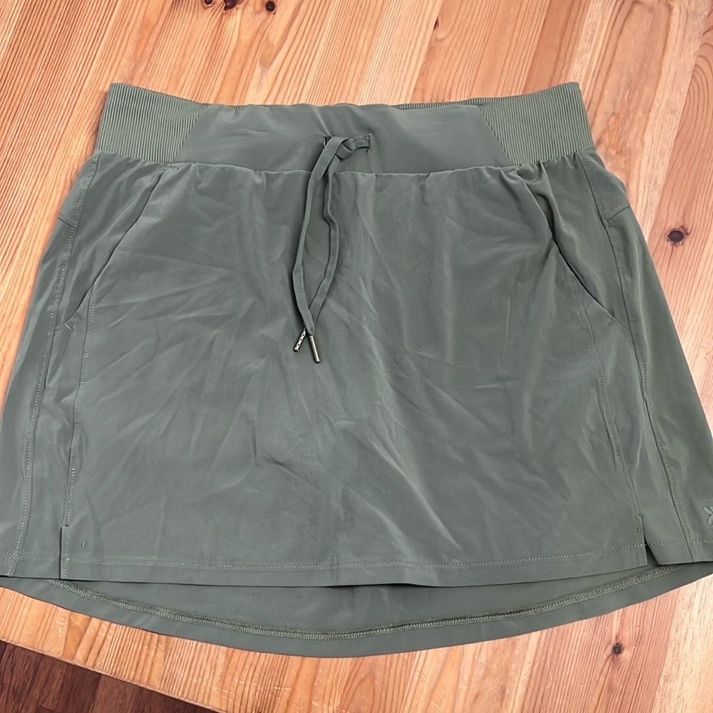 Women’s All in Motion army green skort. Size medium. Excellent condition!